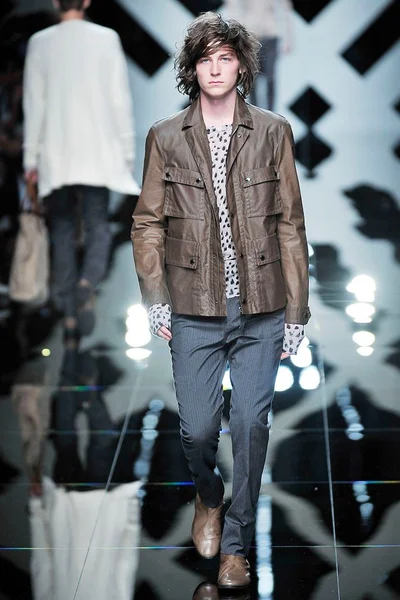 Look 10